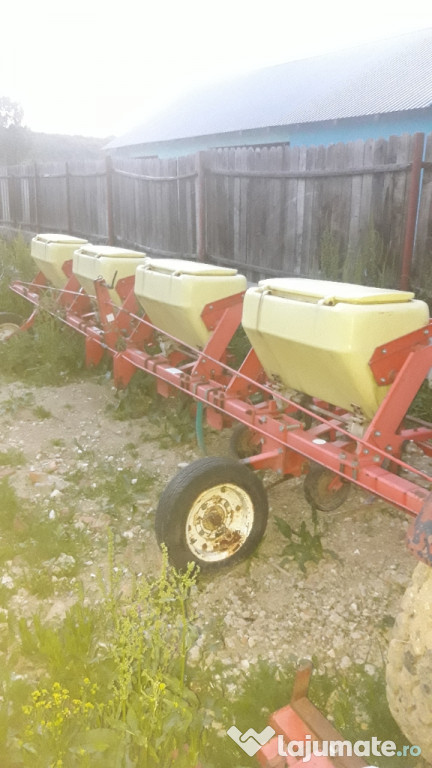 Cultivator cu fertilizare