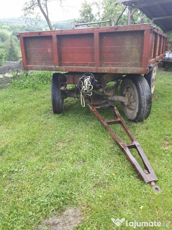 Două remorci și plug