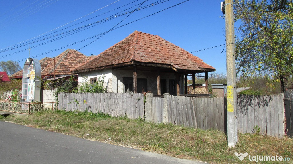 Casa demolabila in sat Bobu(20 km de Tirgu Jiu),Gorj,722 mp