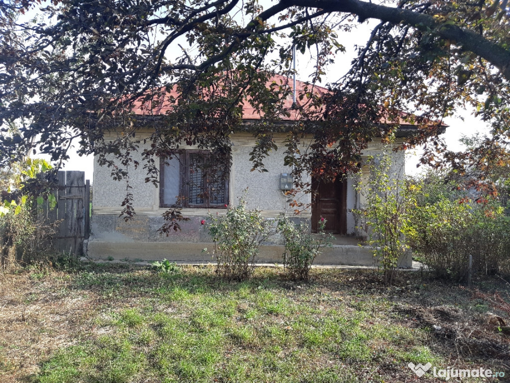 Casa la curte vis-a-vis de Sc Generala si Primăria Axintele