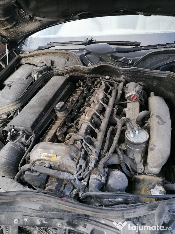 Dezmembrez Mercedes e320