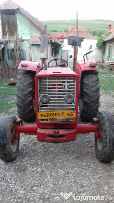 Tractor inerntiona si cositoare si pug cu doua brezde