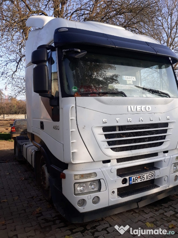 Camion cu semi-remorci în ansamblu Iveco