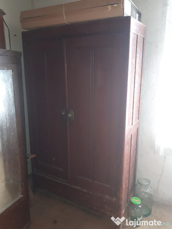 Dulap din lemn foarte vechi (de pe timpul comunismului)