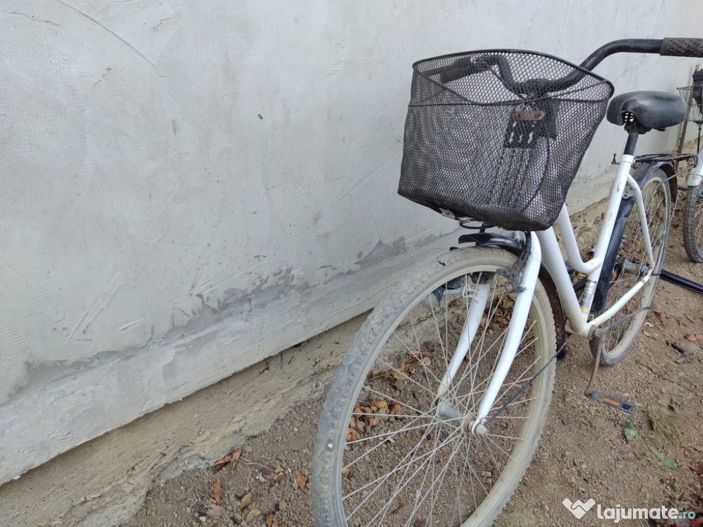 Bicicleta puțin ruginita