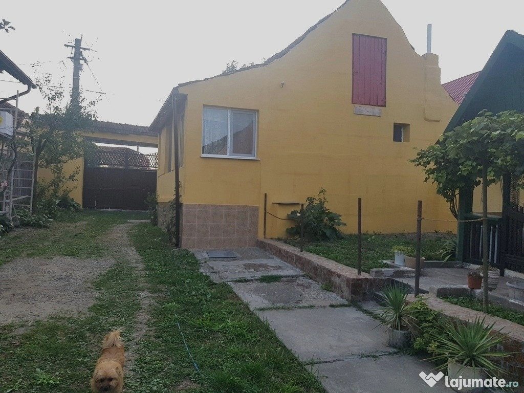 Casa saseasca Rotbav,zona linistita,2 corpuri casa,teren 106