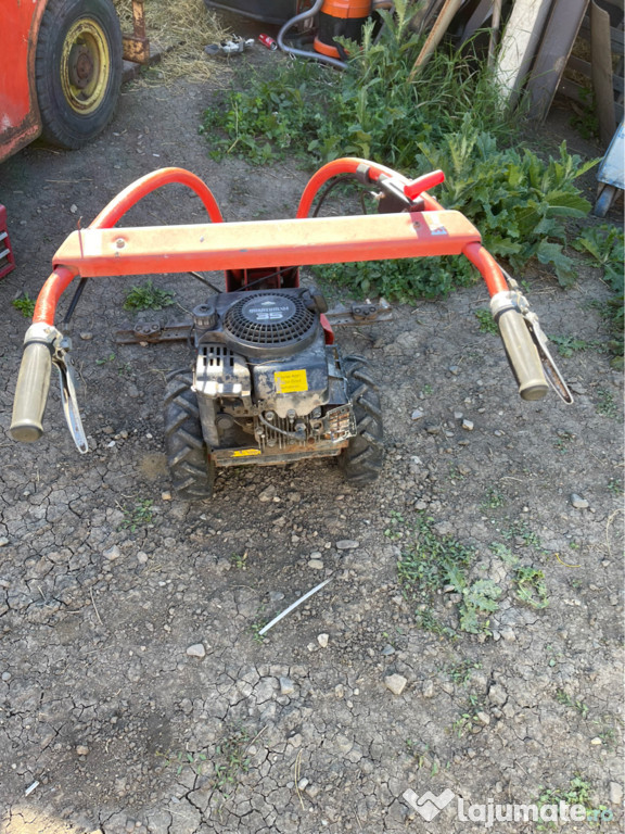 Tractor de tăiat iarba