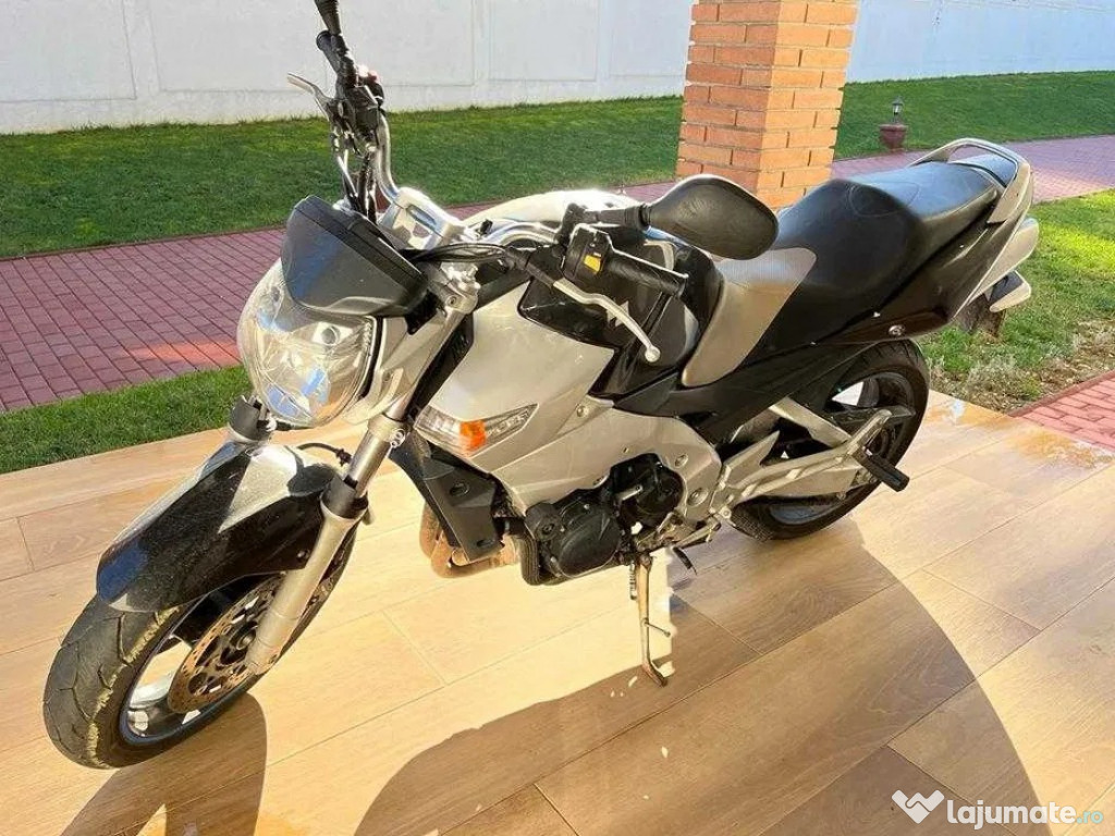 Motocicleta Suzuki GSR 600