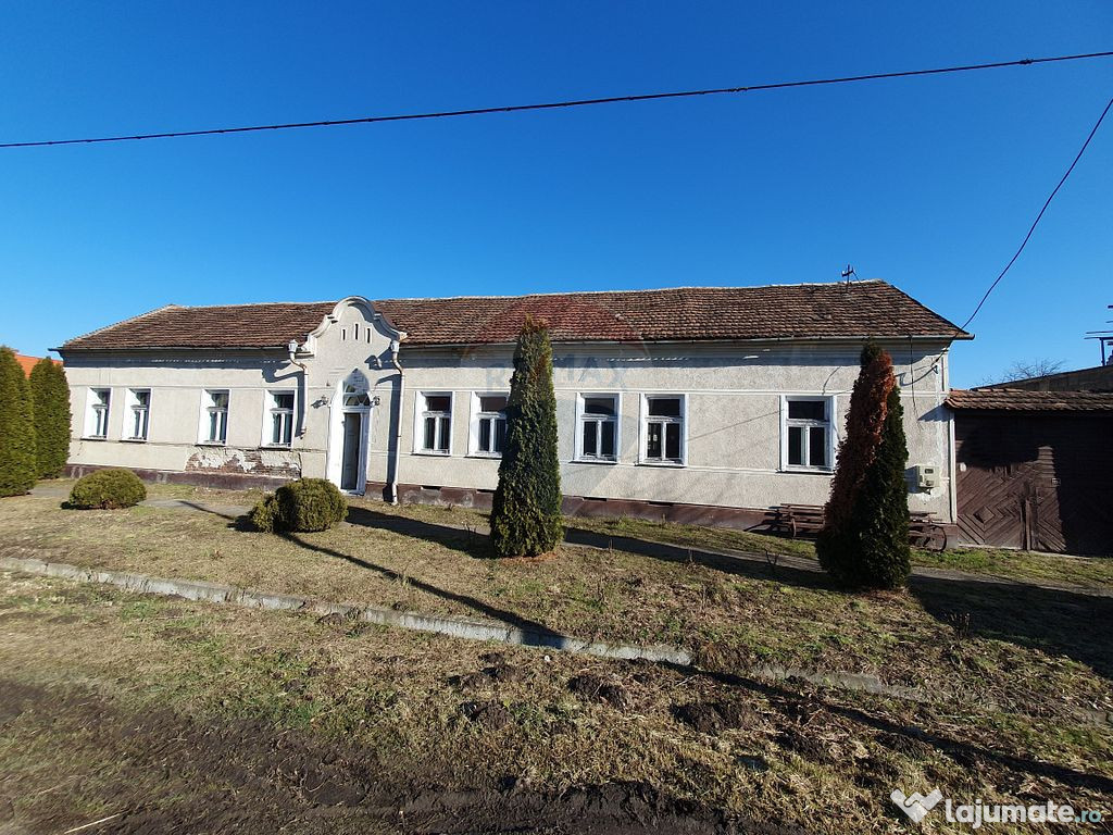 Casă la Buteni cu 8 camere, 407 mp si teren 1800 mp .Str...
