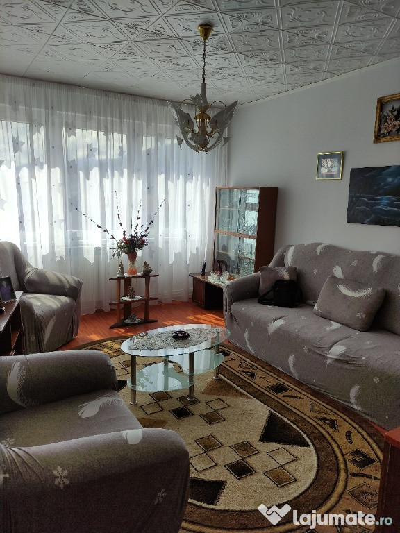 Apartament situat linga liceu ,piata primarie