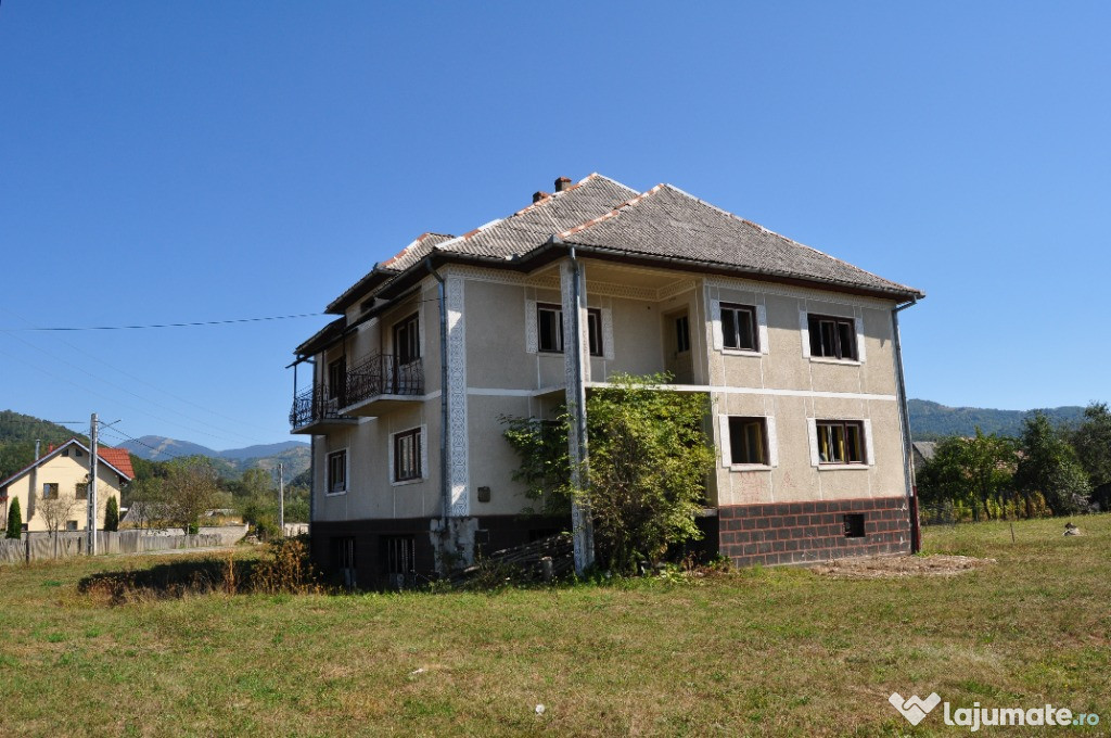 Vând casă tip duplex în Petrova, jud. Maramureș