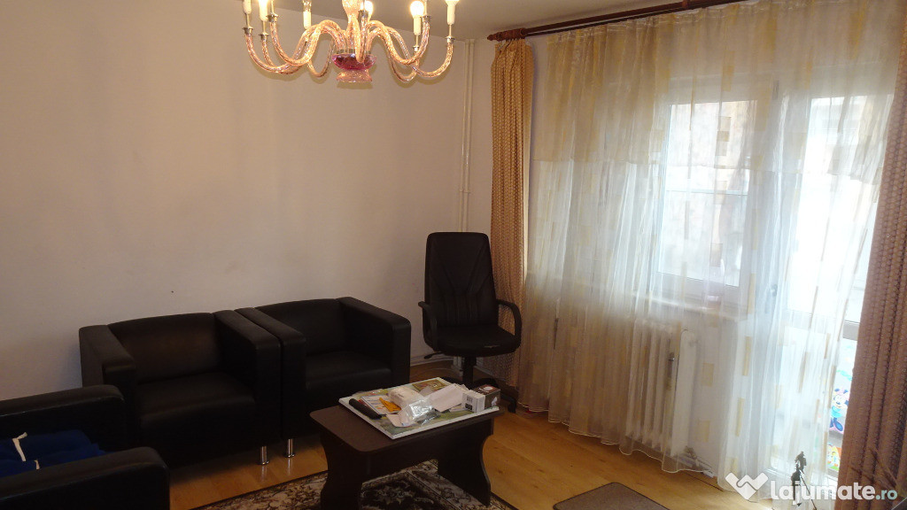 Inchiriez apartament 4 camere decomandat Deva, Independentei, et. 3