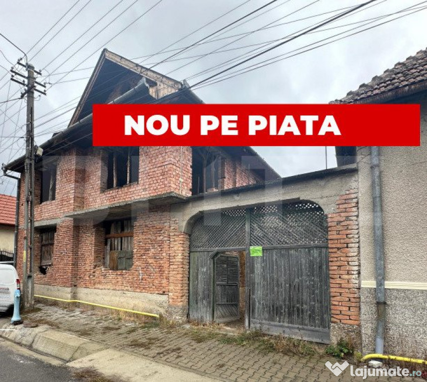 Casă la roșu cu 7 camere, 2 băi, 1 bucatarie.