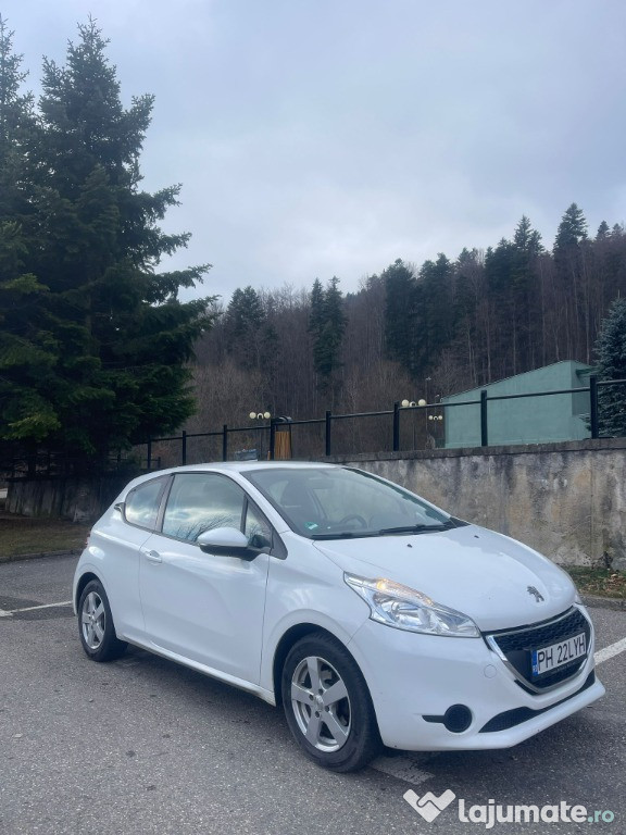 Peugeot 208 din 2015, alb