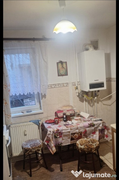 Apartament cu 3 camere semidecomandate etaj 1- Zona Marasesti