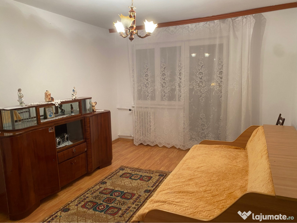 Închiriez apartament cu 3 camere