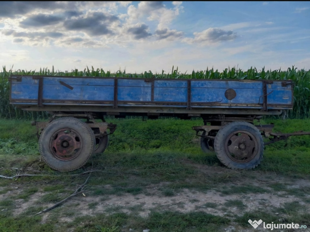 Remorcă tractor pe arcuri