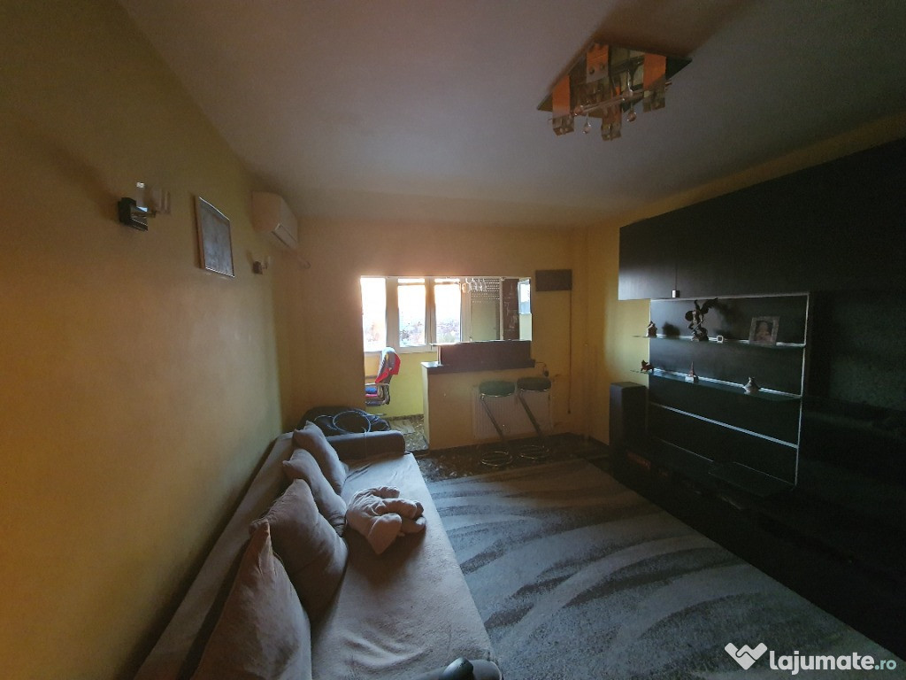 Vand apartament 3 camere zona piata muncii