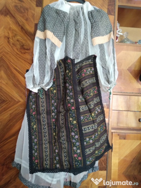 Vand 2 costume populare