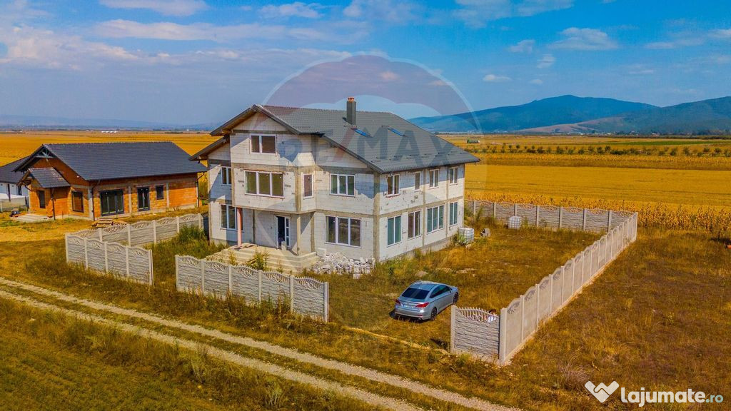 Vilă cu 14 camere la gri în Carpinis RMX147994 | COMISI...