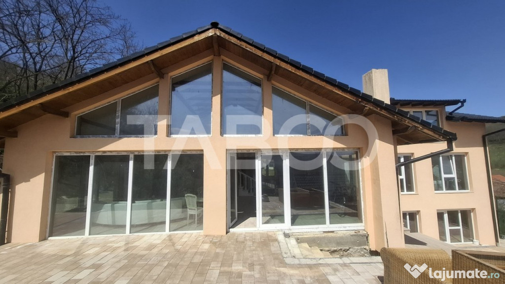 Casa de vanzare 405 mp utili 2 garaje 250 mp terase Slimnic