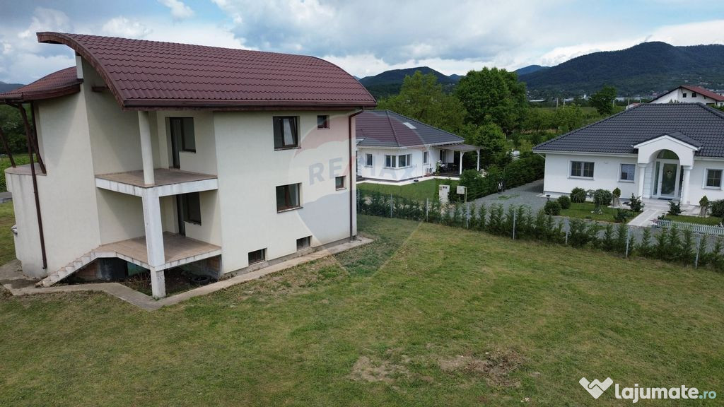 Vilă deosebită de vânzare în Săsar