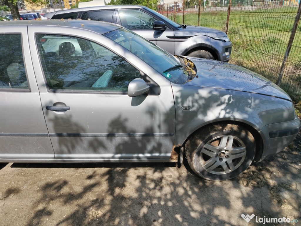 Vand Golf4 mai múlt pentru piese