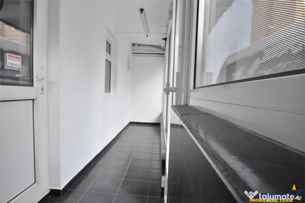 Spatiu comercial,vitrinat,doua intrari,acces facil,flexibili