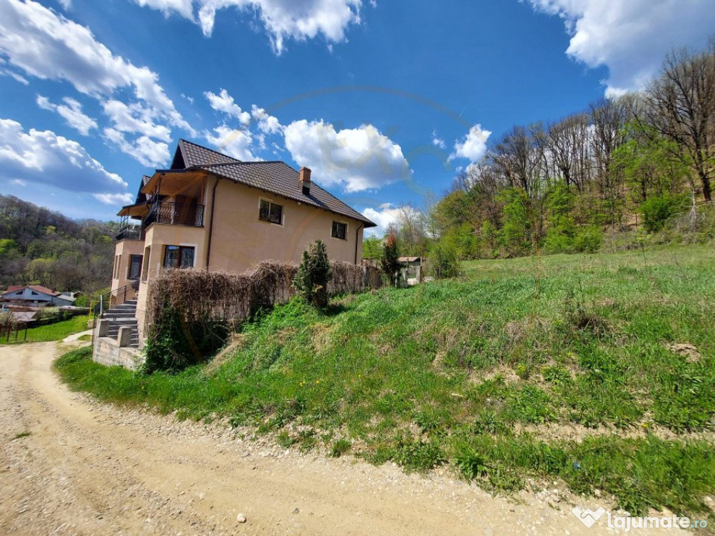 Casa spațioasă cu 6 camere și teren generos, lângă păd