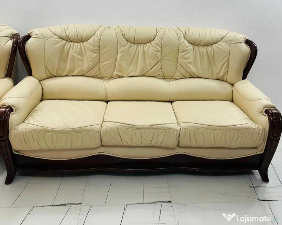 Canapea extensibila+2 fotolii din piele naturala bej pe suport lemn