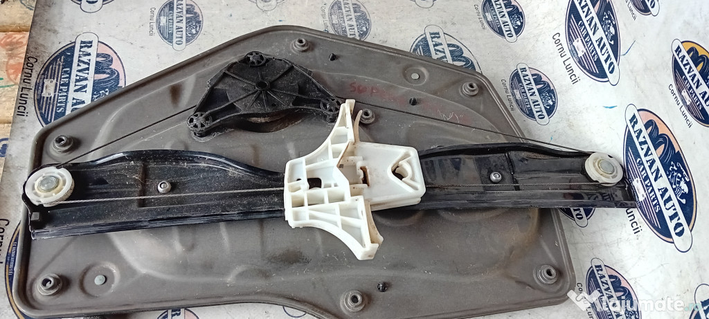 Macara geam stanga spate Skoda Superb 2 2011
