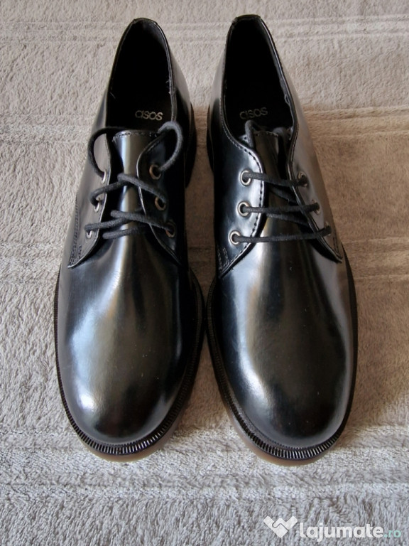 Pantofi de piele lăcuiți