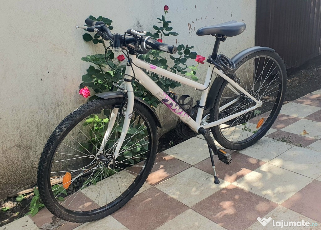Vand bicicleta B-twin model Rock Rider 300 cumparata de noua de la Dec