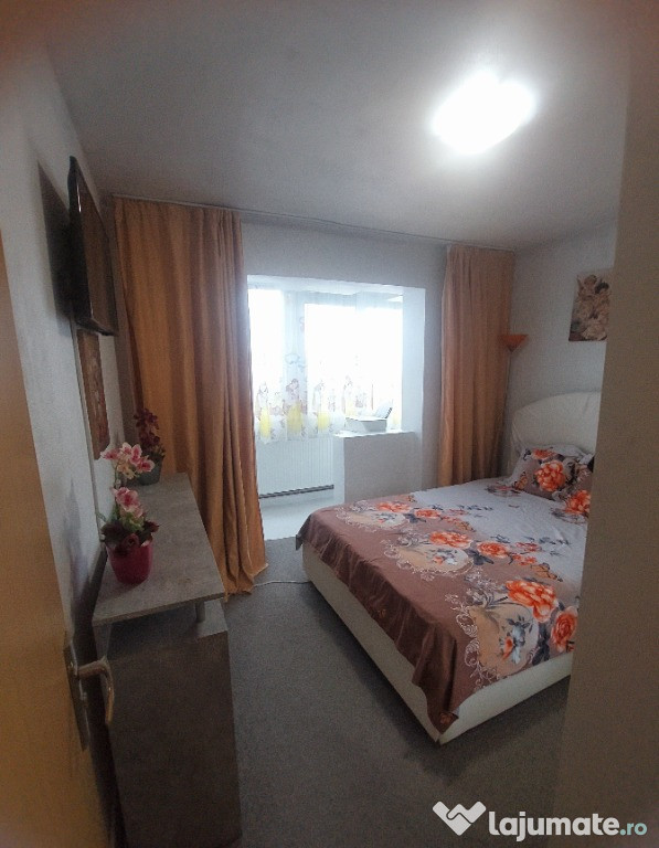 Vând apartament 3 camere zona Podgoria