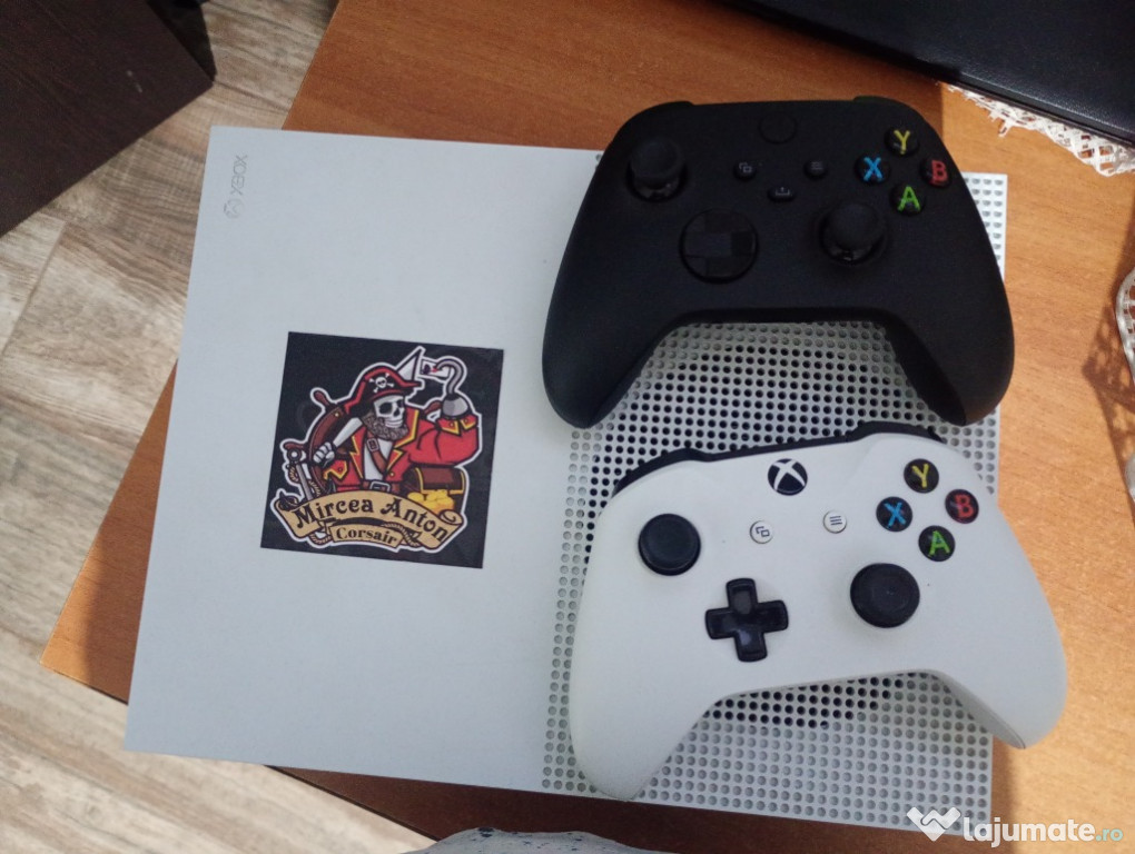 Vând Xbox one s 1 tb cu 2 manete și jocuri