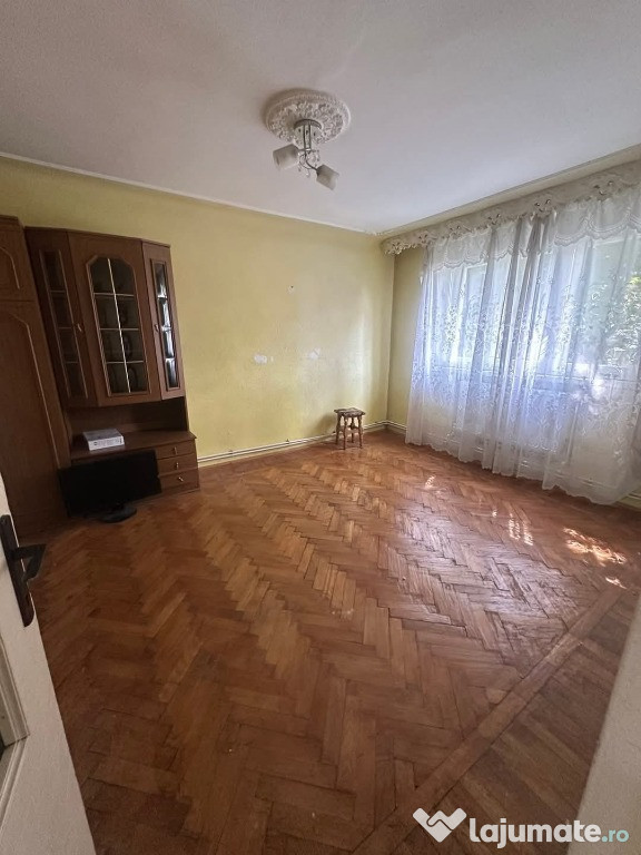 Vand apartament 2 camere etajul 1