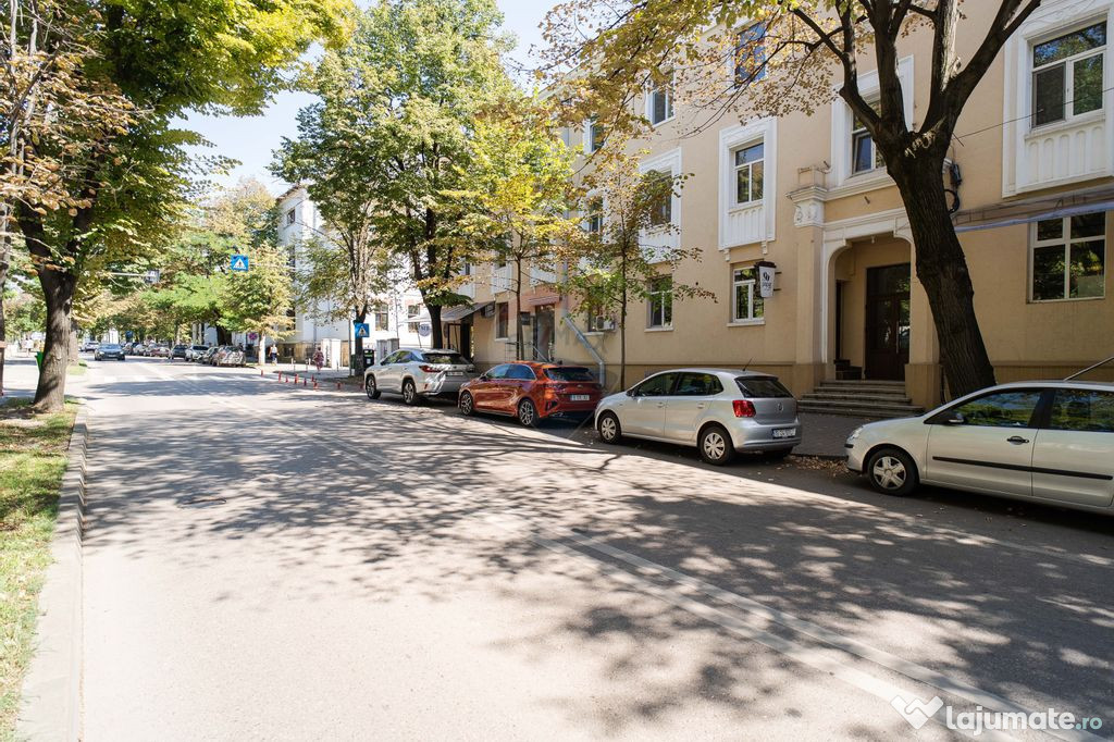 Apartament cu 3 camere de vânzare în zona Copou