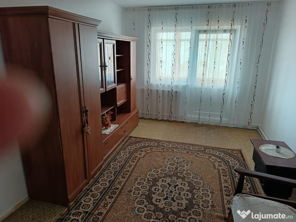 Ofer spre închiriere un apartament cu trei camere