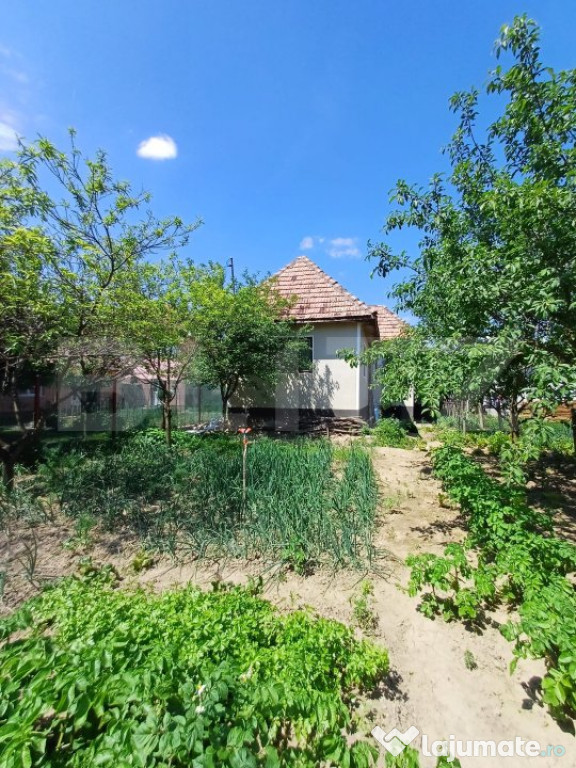 Casa renovabila de vanzare, cu 2 camere, 97 mp, zona Poiana