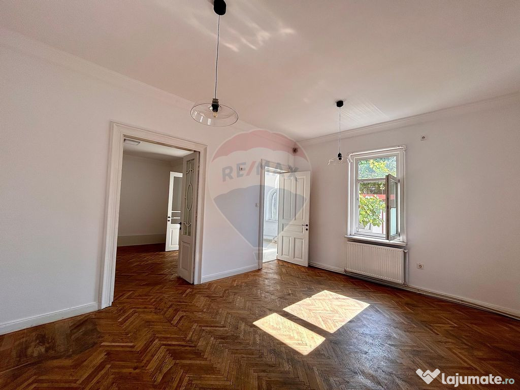 Casă cu 3 camere de închiriat în zona Pietei Mari