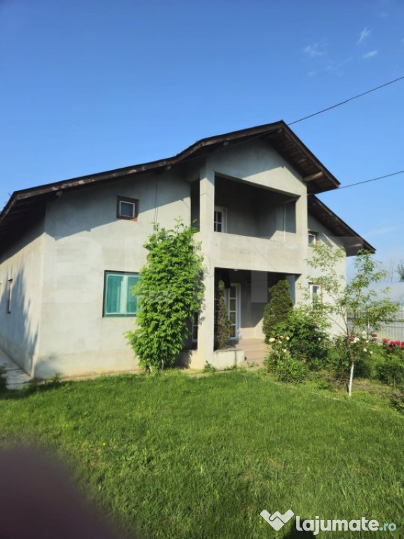 Casă cu 3 camere și teren generos într-o zonă liniștit?