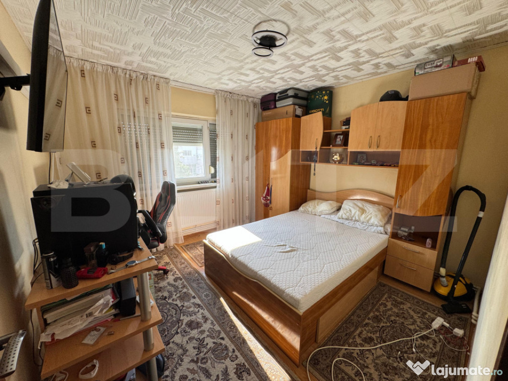 Apartament de 3 camere, decomandat, cartierul 1 Mai