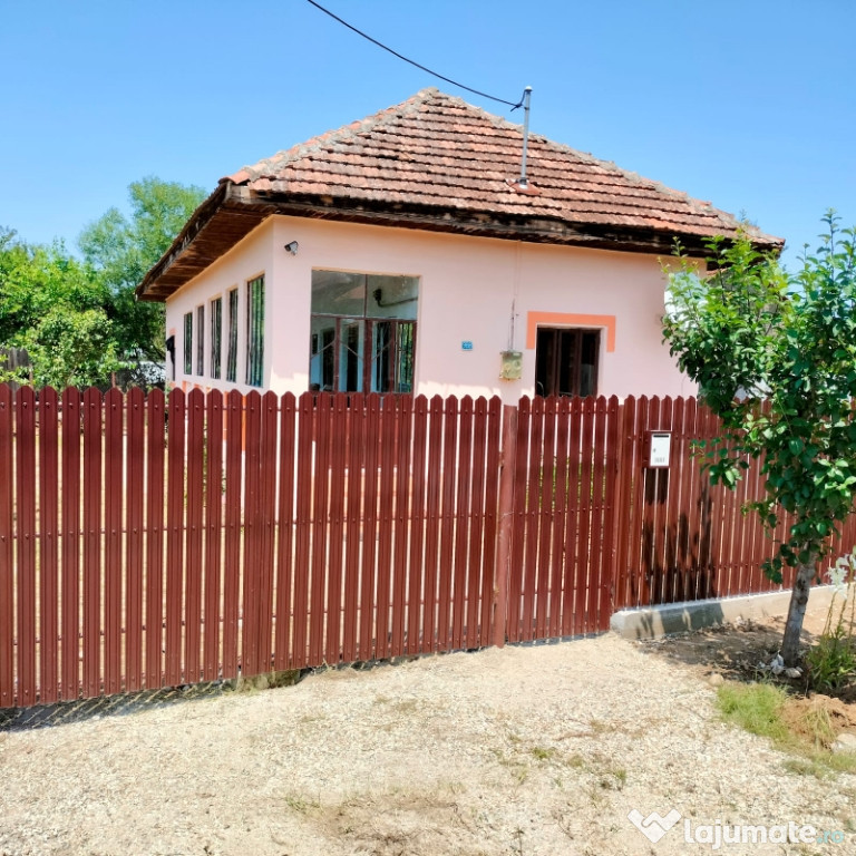 Casă și terenuri de vânzare