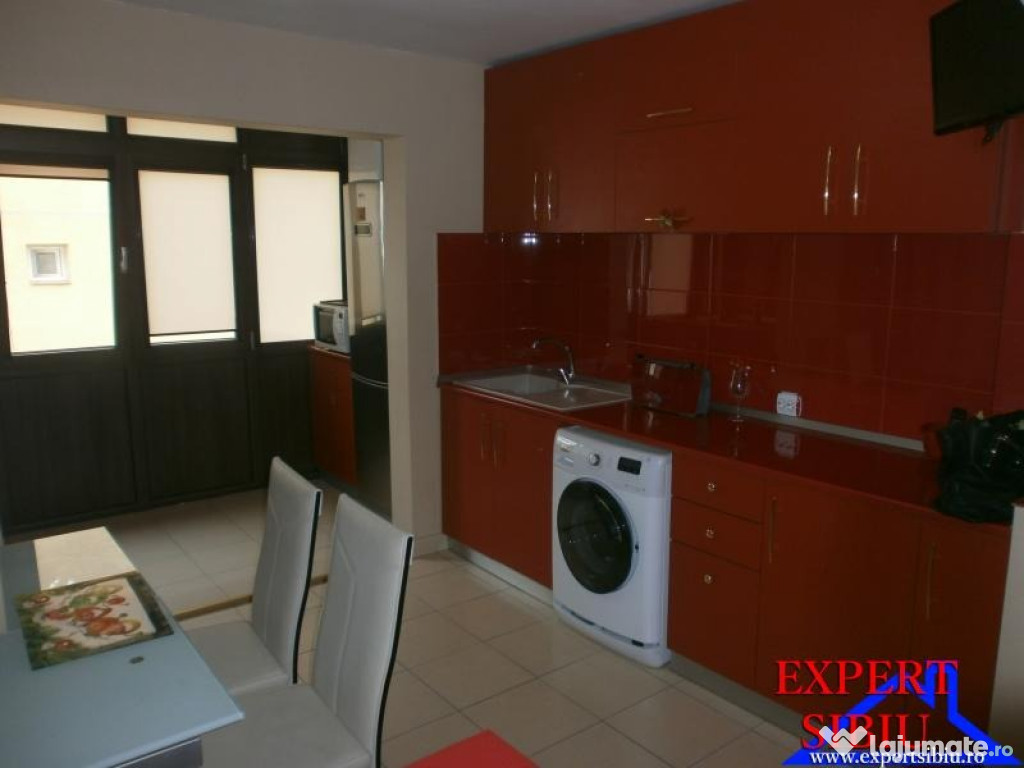 INCHIRIEZ apartament 2 camere decomandat de lux , zona Centrala