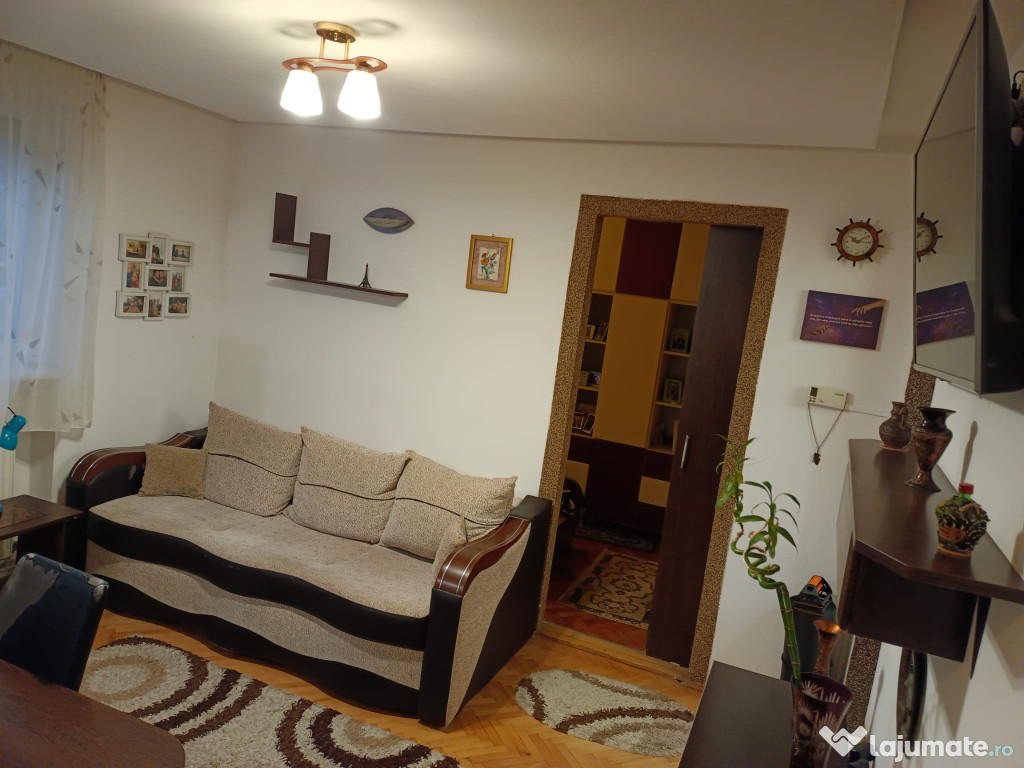 Apartament cu 3 camere de vânzare
