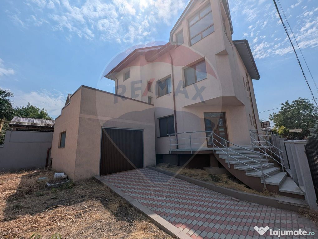 Casă / Vilă cu 9 camere de vânzare în zona Ultracentral