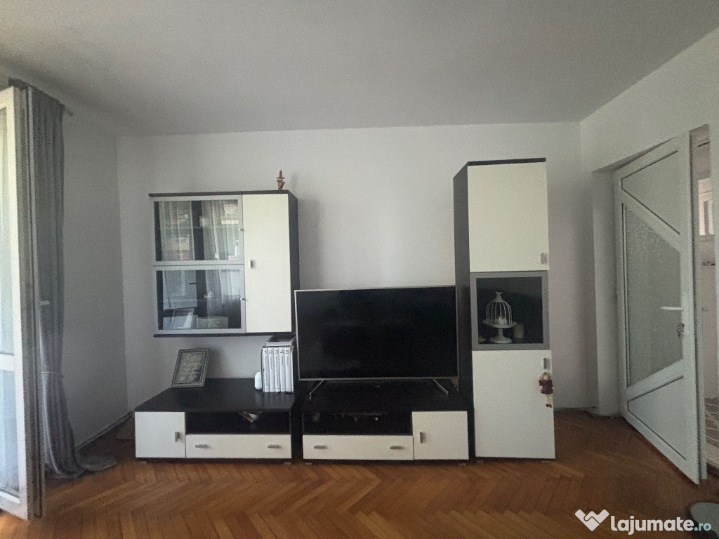 Vând mobilier potrivit pentru două camere