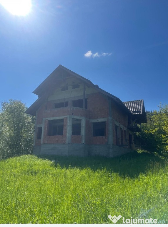 Casă la roșu cu teren în Bucsoaia!
