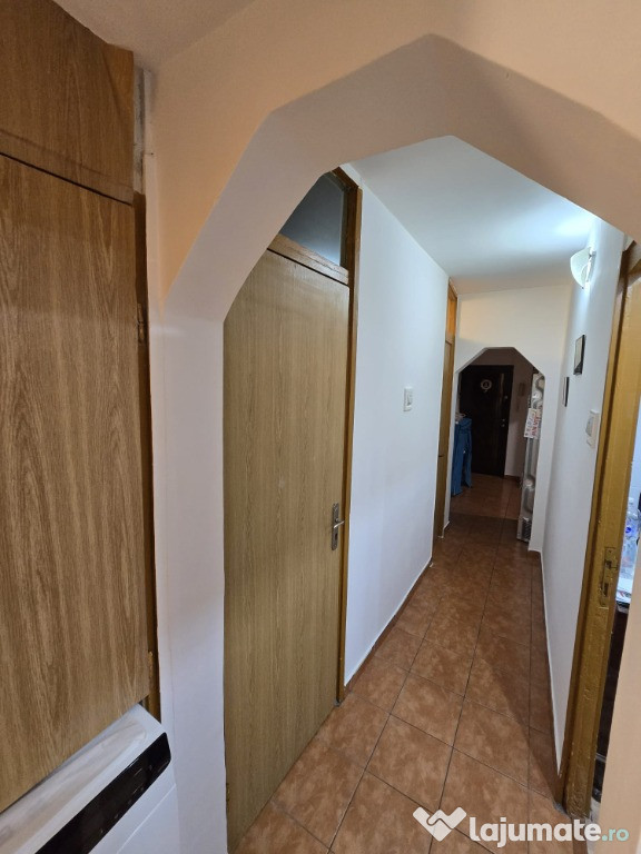 Apartament mobilat utilat 3camere decomandat parcare metrou Aparatorii