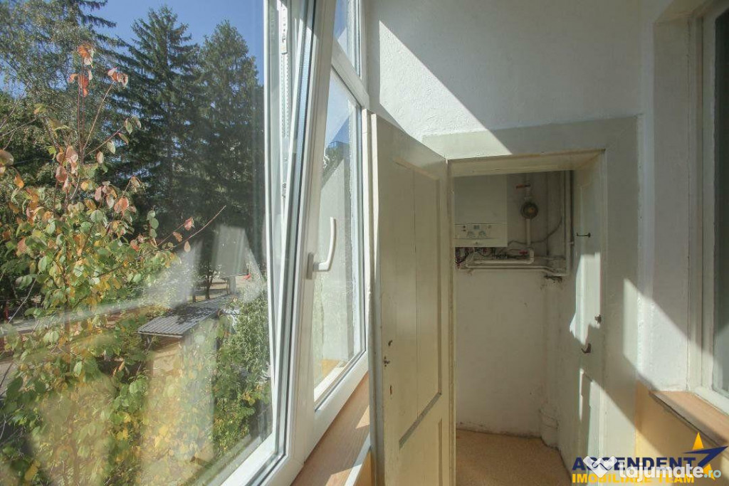Regim vila, 3 camere, decomandate, terasa, loc parcare, Cent